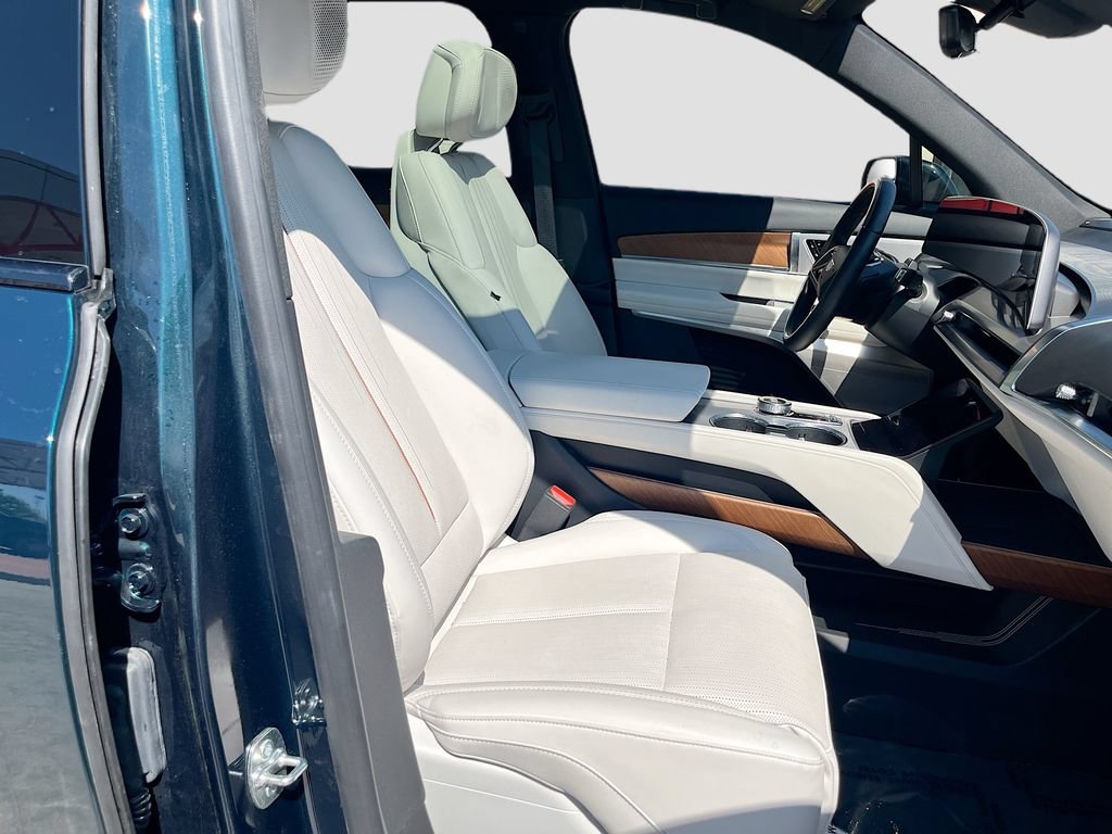 Used 2026 Cadillac Vistiq Luxury AWD/4WD image 32