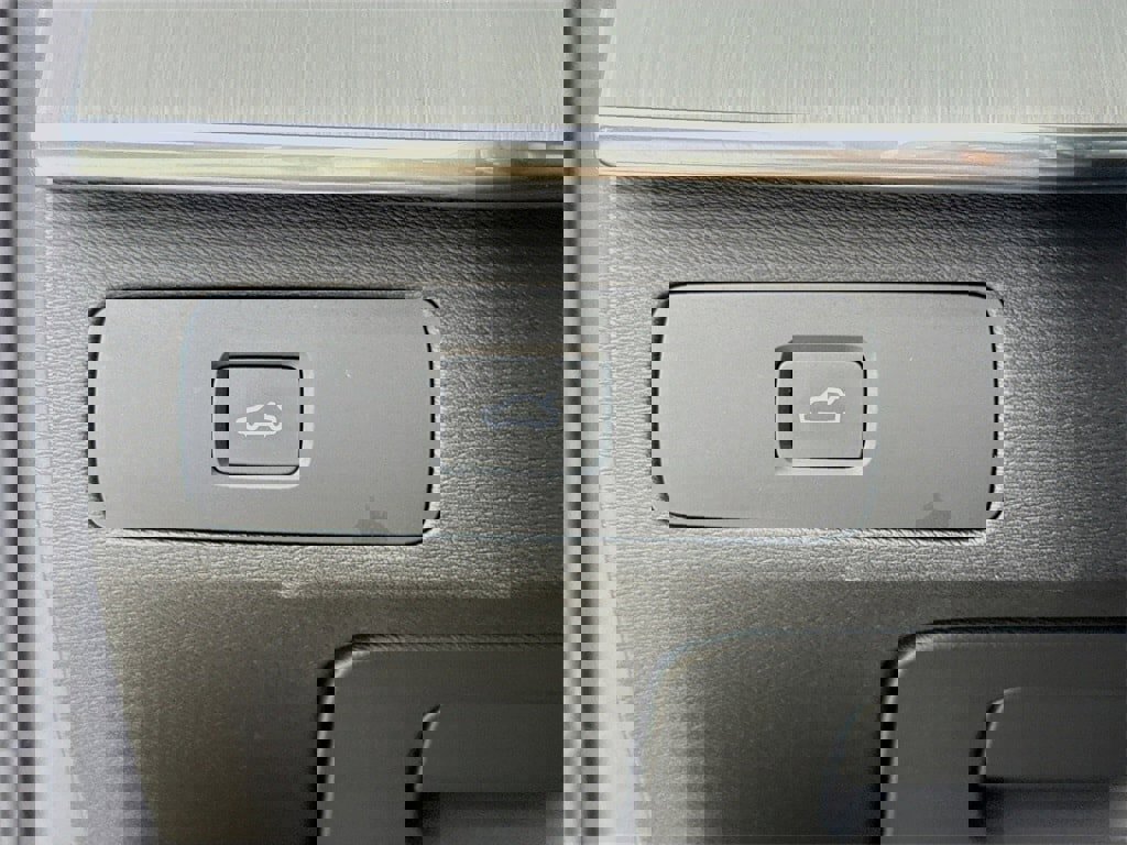 Certified 2025 Volvo XC90 B5 Core image 10