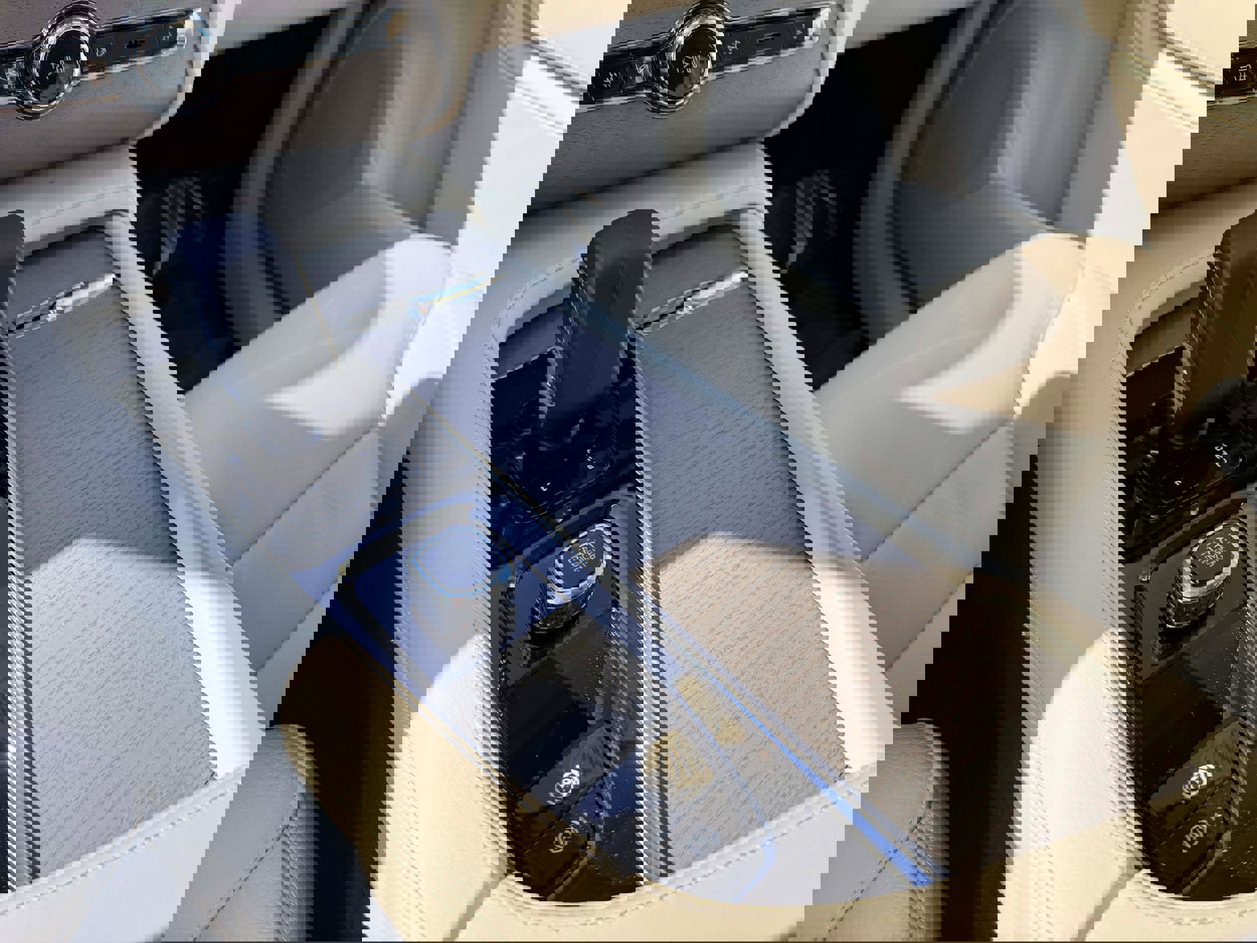 Used 2025 Volvo XC90 B6 Plus w/ Protection Package image 26