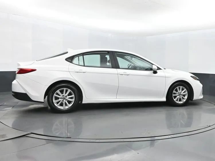 Used 2025 Toyota Camry LE image 4