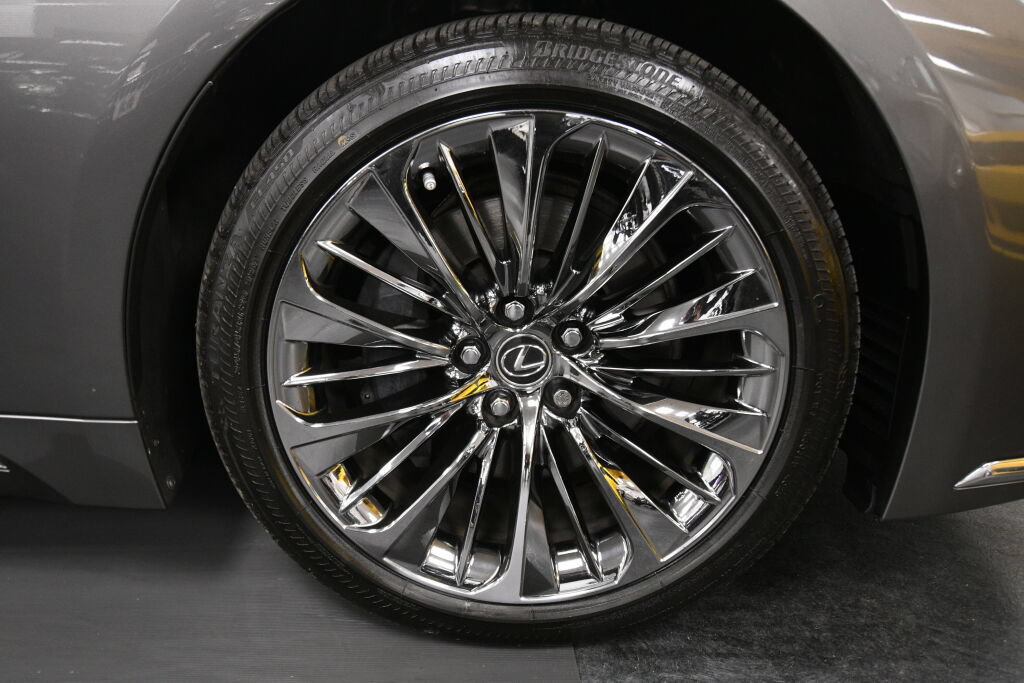 Used 2023 Lexus LS 500 AWD w/ Interior Upgrade Package image 32
