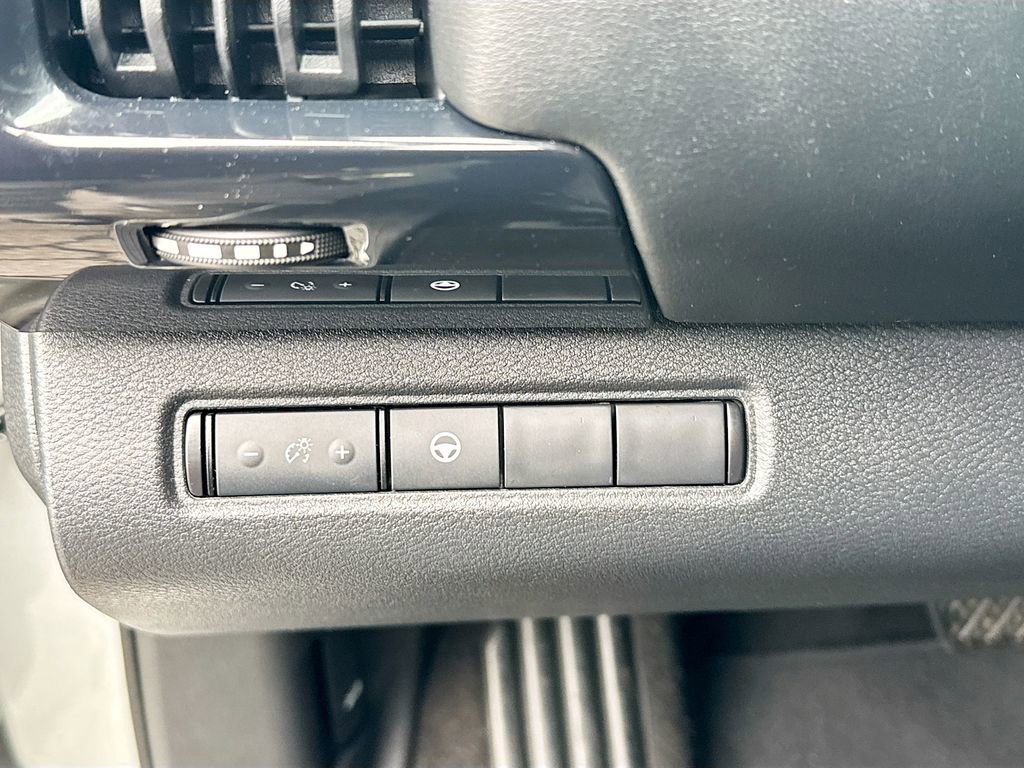 Used 2023 Nissan Pathfinder SV AWD/4WD image 26