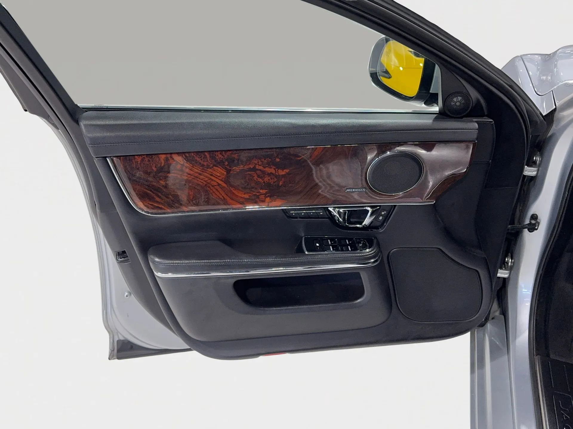 Used 2015 Jaguar XJ image 19