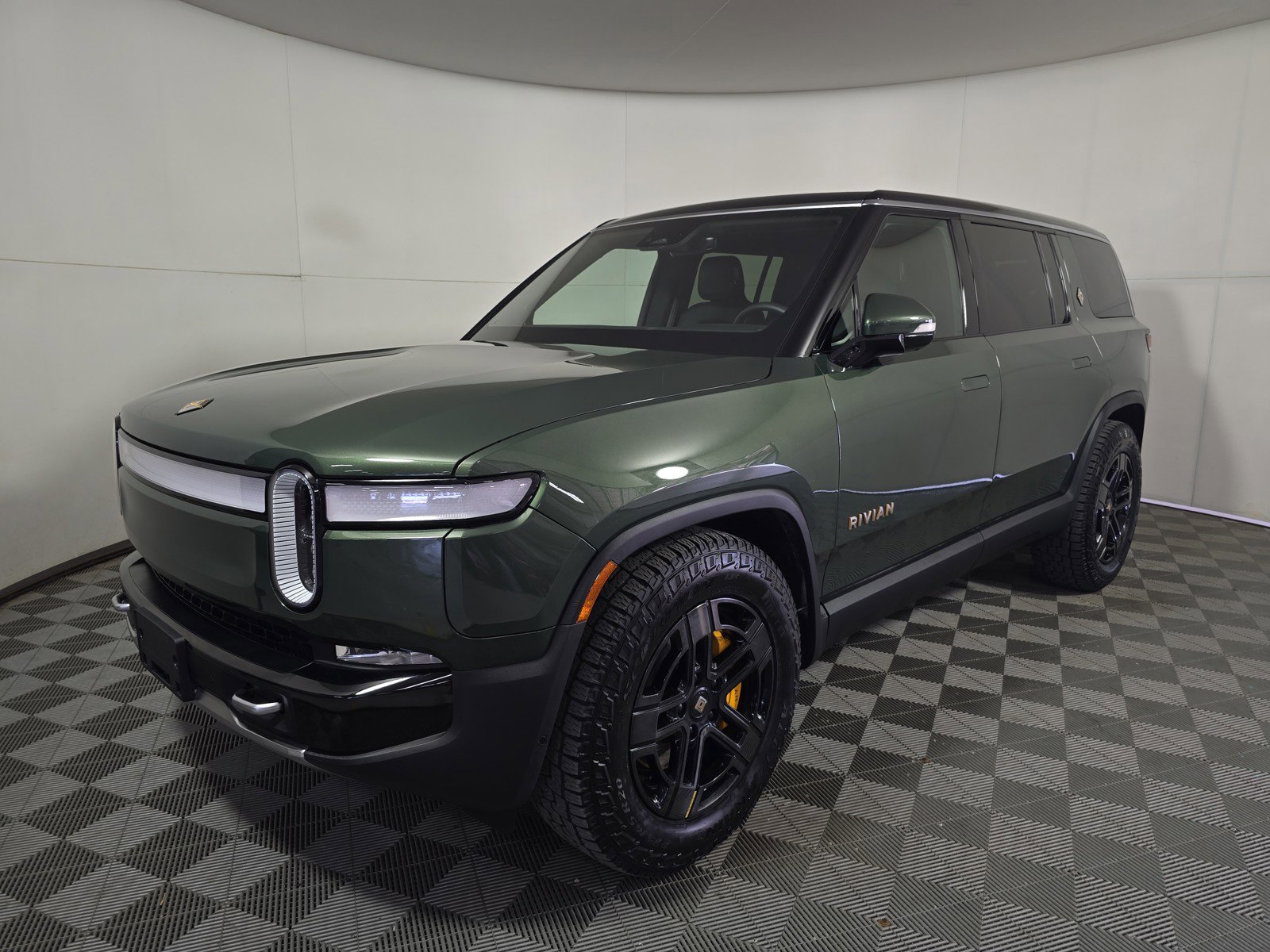 Used 2023 Rivian R1S Adventure image 1