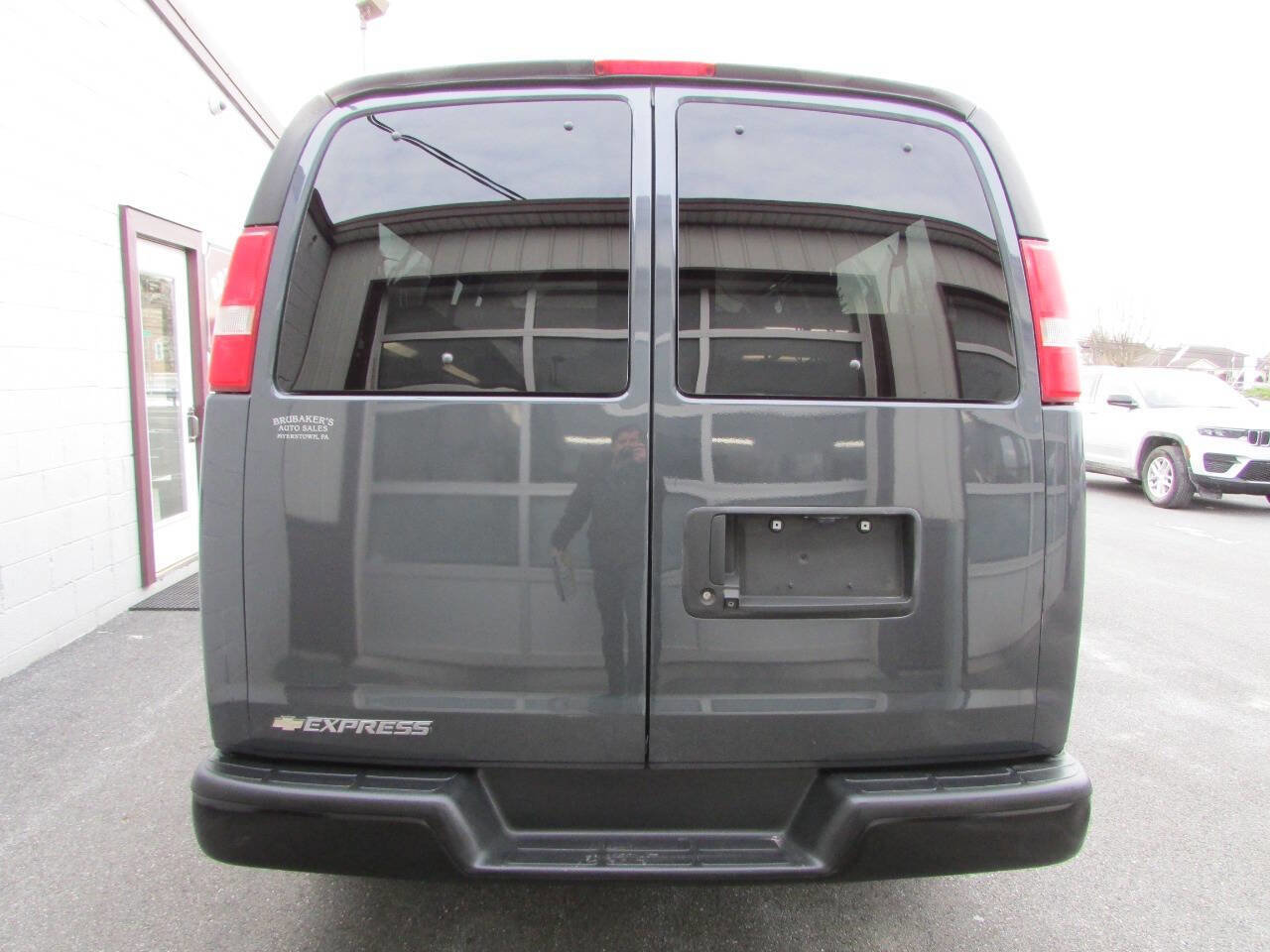 Used 2017 Chevrolet Express 3500 LS image 3