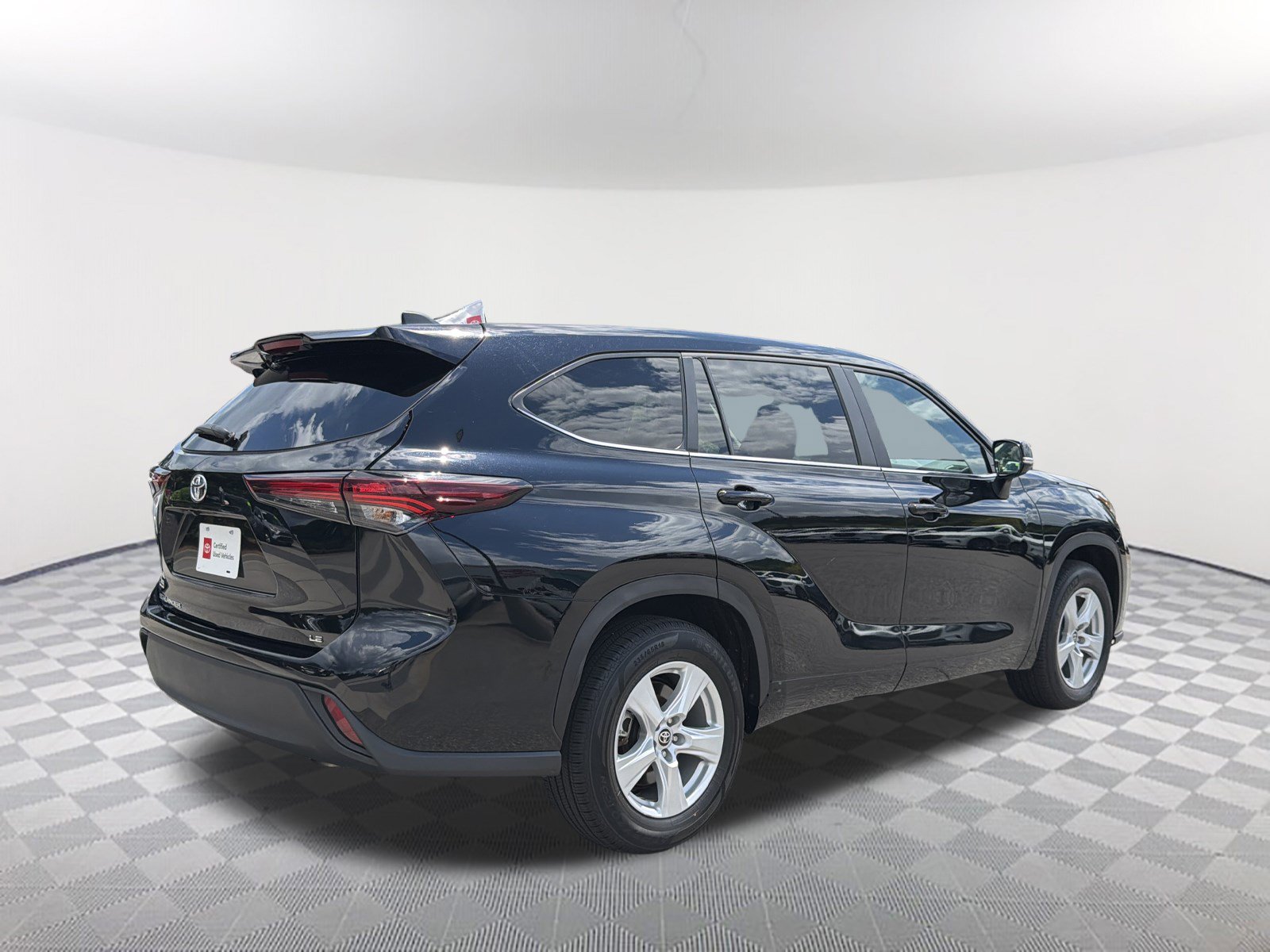 Certified 2025 Toyota Highlander LE FWD image 17