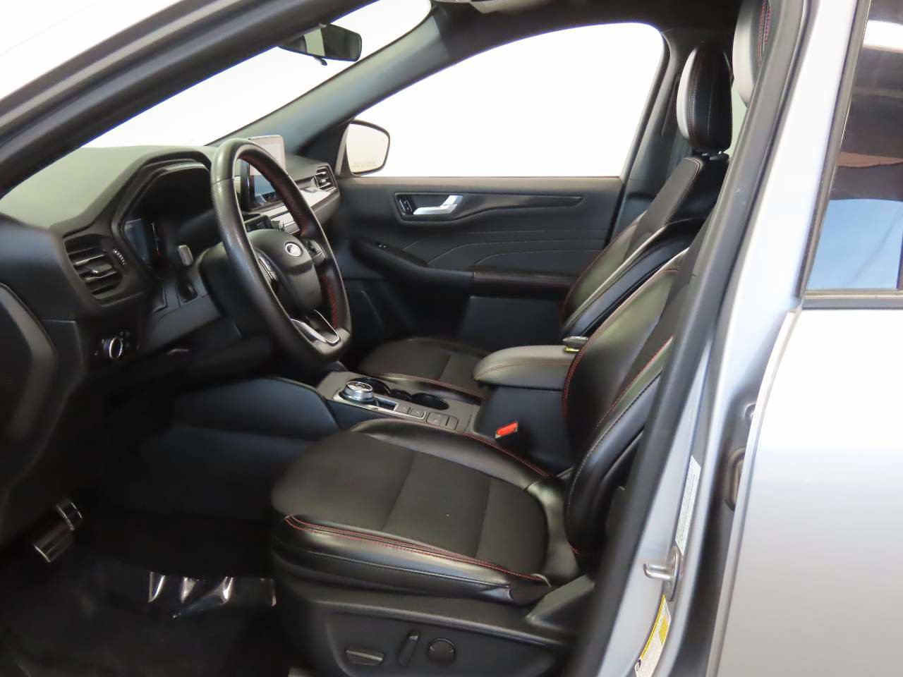 Used 2024 Ford Escape ST-Line w/ Cold Weather Package FWD image 15