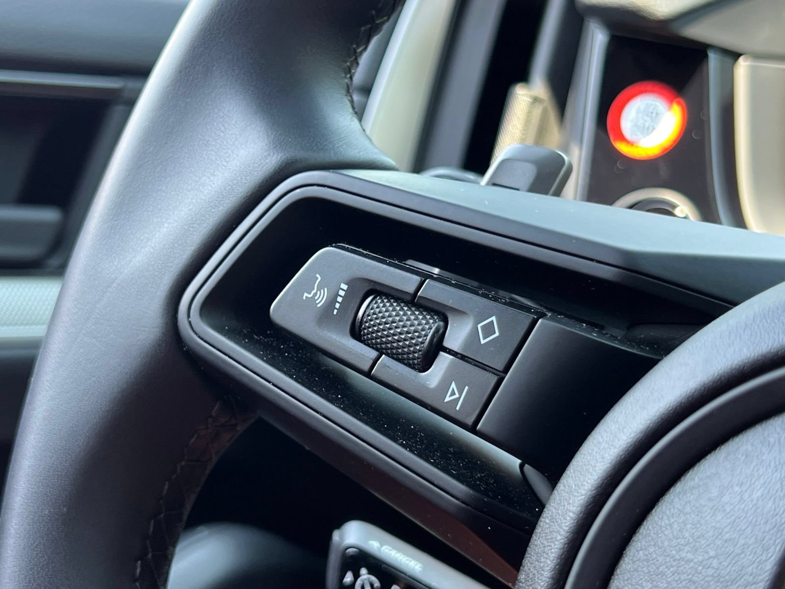 Certified 2025 Porsche Cayenne AWD/4WD image 25