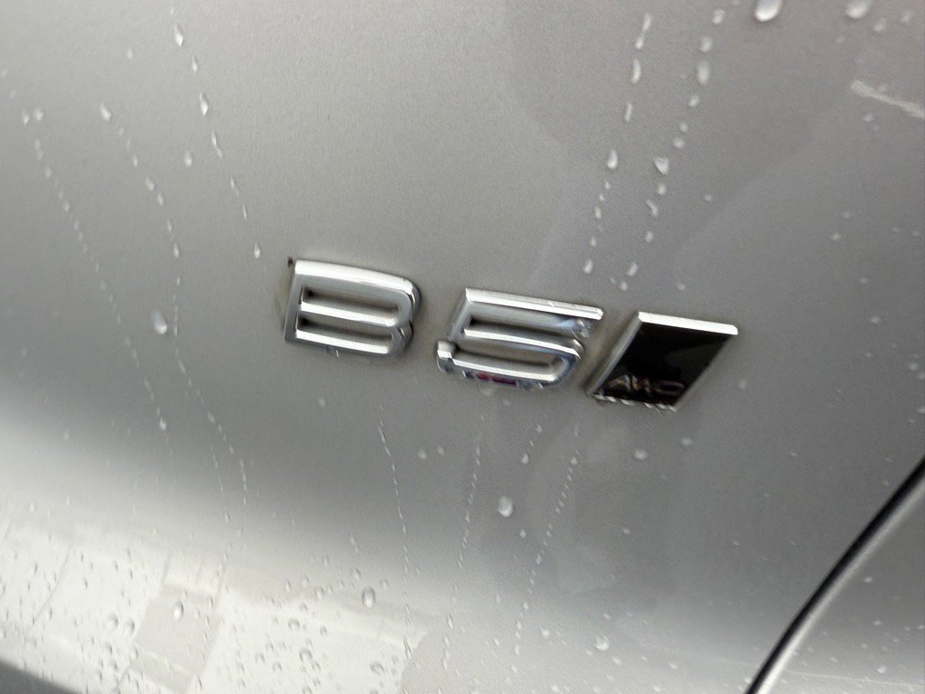 Used 2023 Volvo XC40 B5 Core image 5