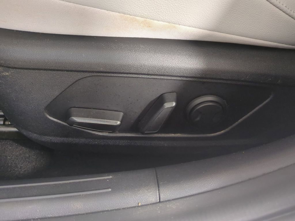 Used 2023 Hyundai Elantra Limited w/ Cargo Package image 20