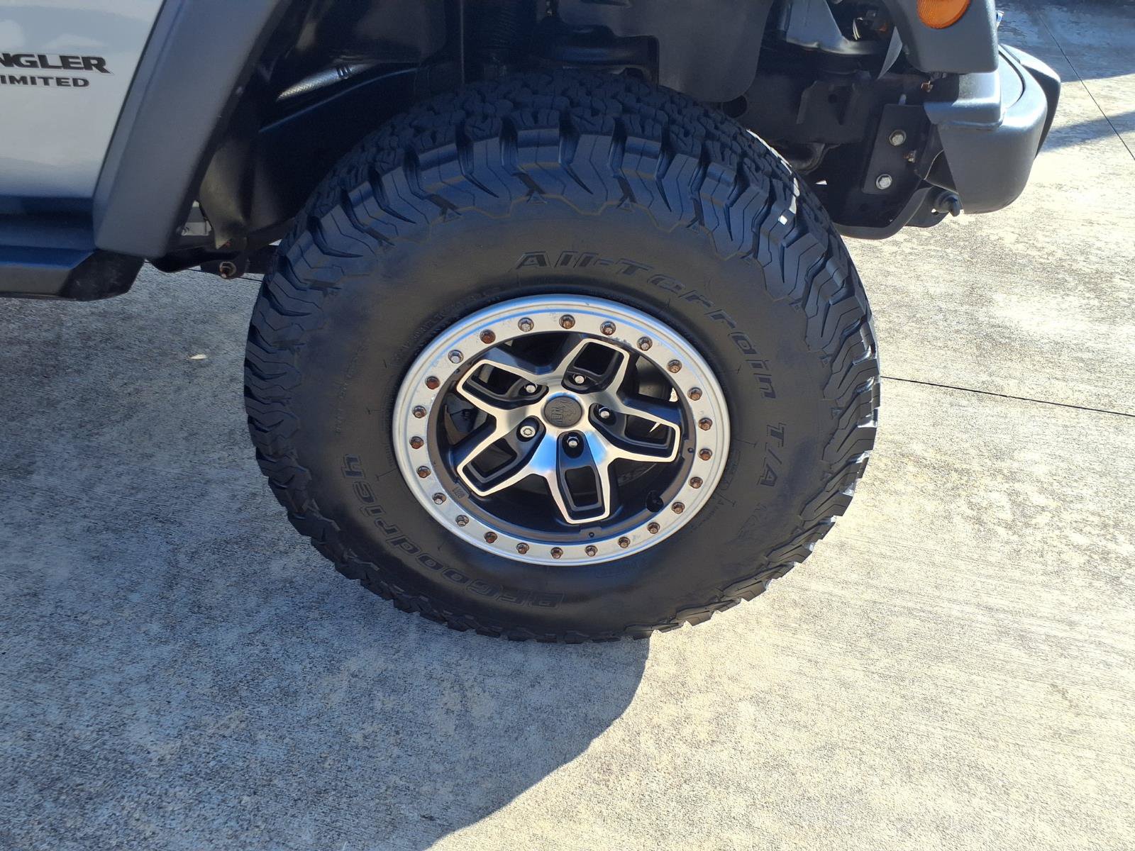 Used 2015 Jeep Wrangler Unlimited Rubicon w/ Max Tow Package AWD/4WD image 9