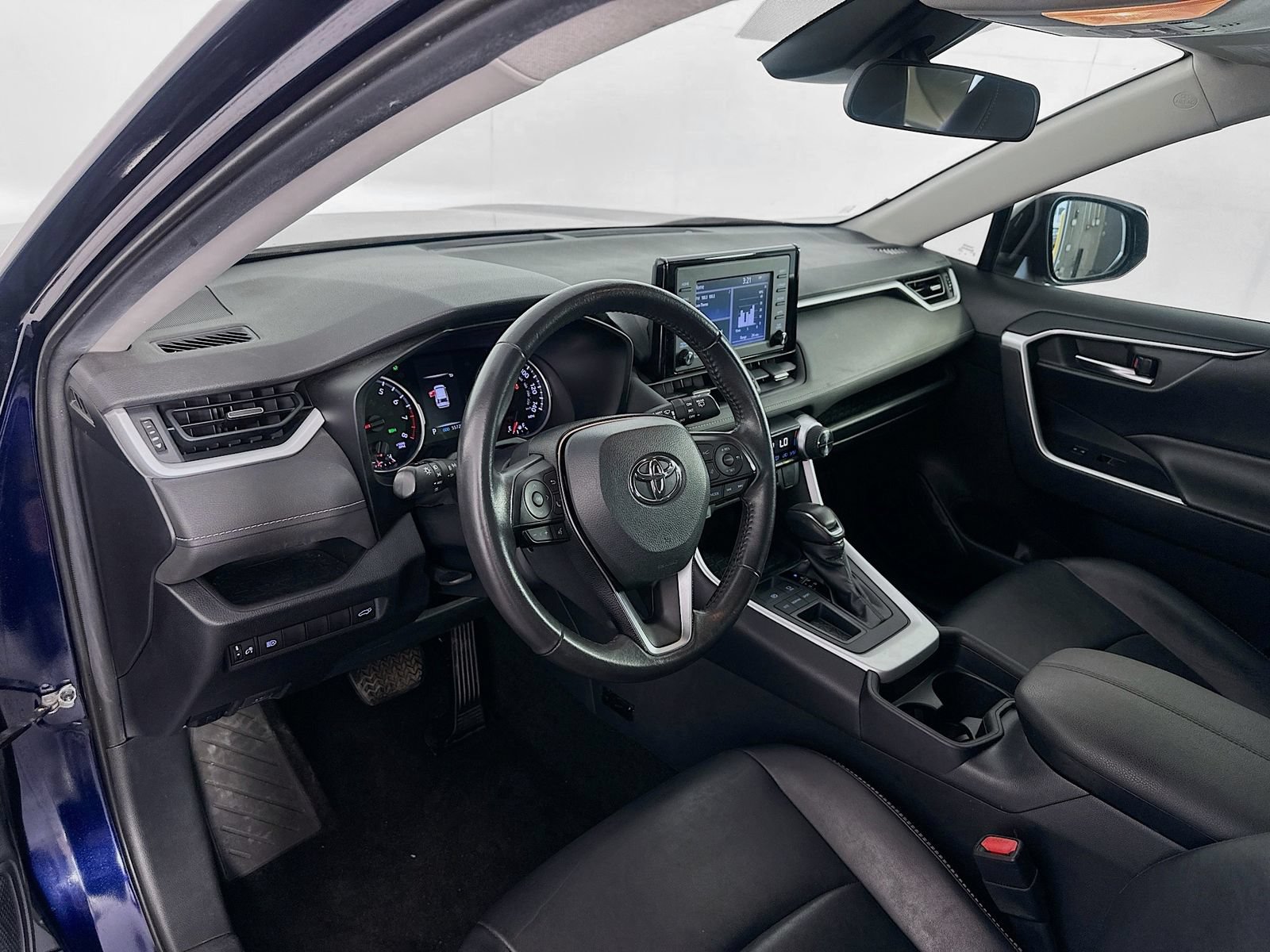 Used 2019 Toyota RAV4 XLE Premium FWD image 9