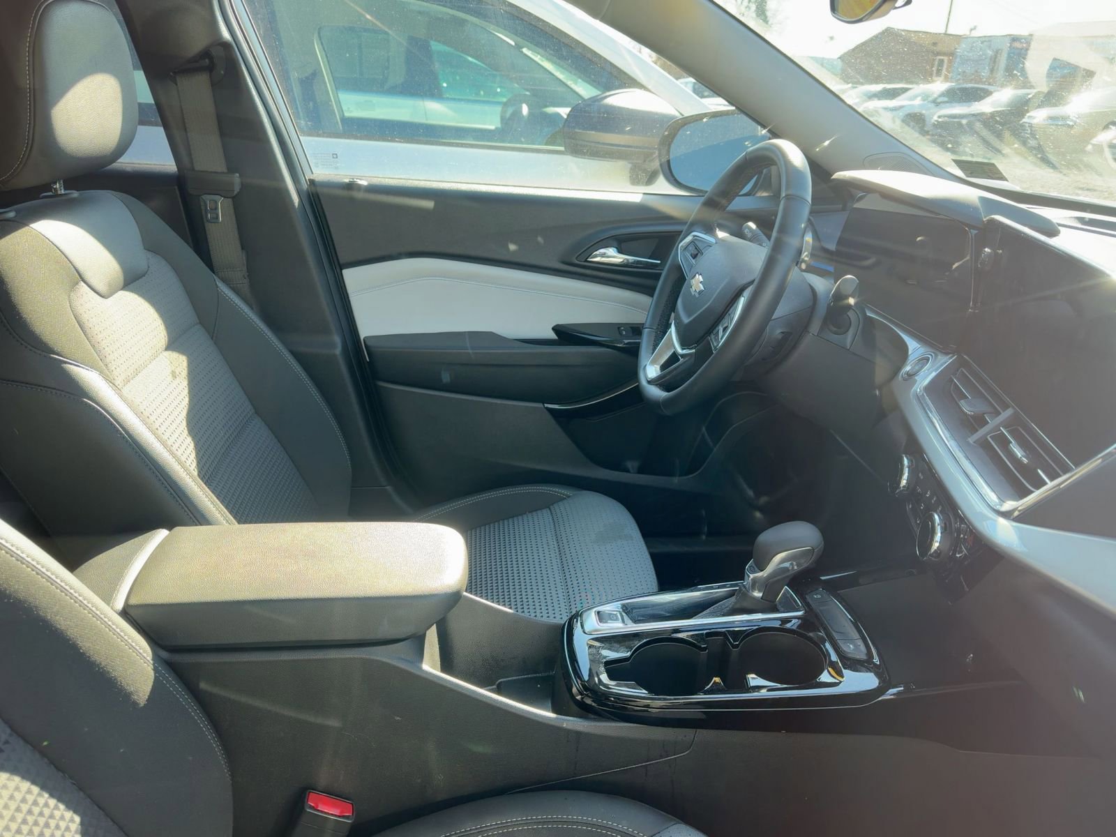 Used 2025 Chevrolet Trax LT w/ LT Convenience Package image 10