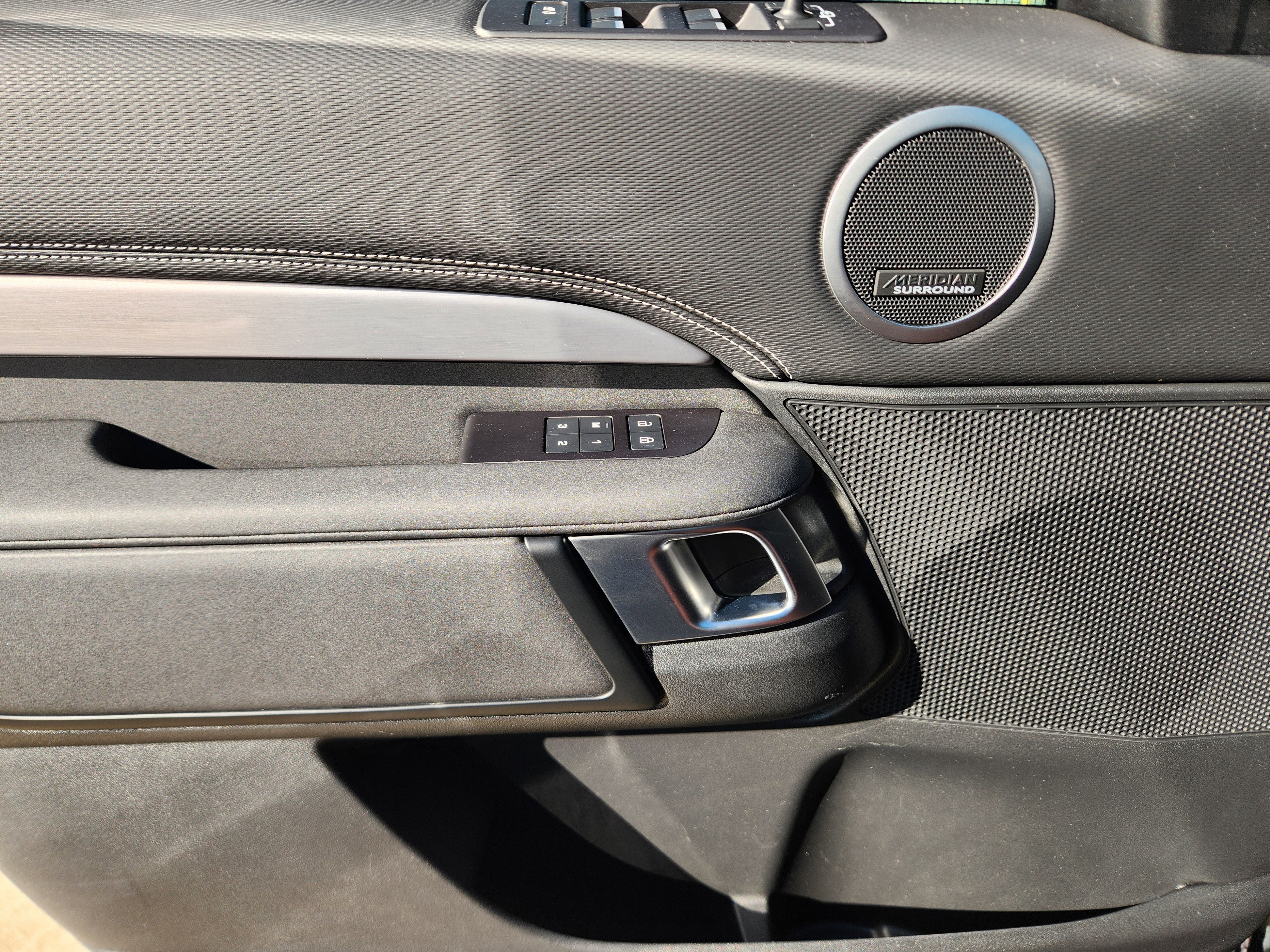 Certified 2024 Land Rover Discovery Dynamic SE image 25