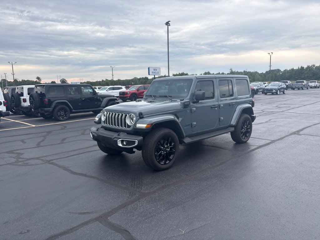 Used 2025 Jeep Wrangler Unlimited Sahara AWD/4WD image 5