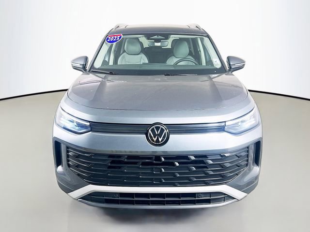 Used 2025 Volkswagen Tiguan SE FWD image 3