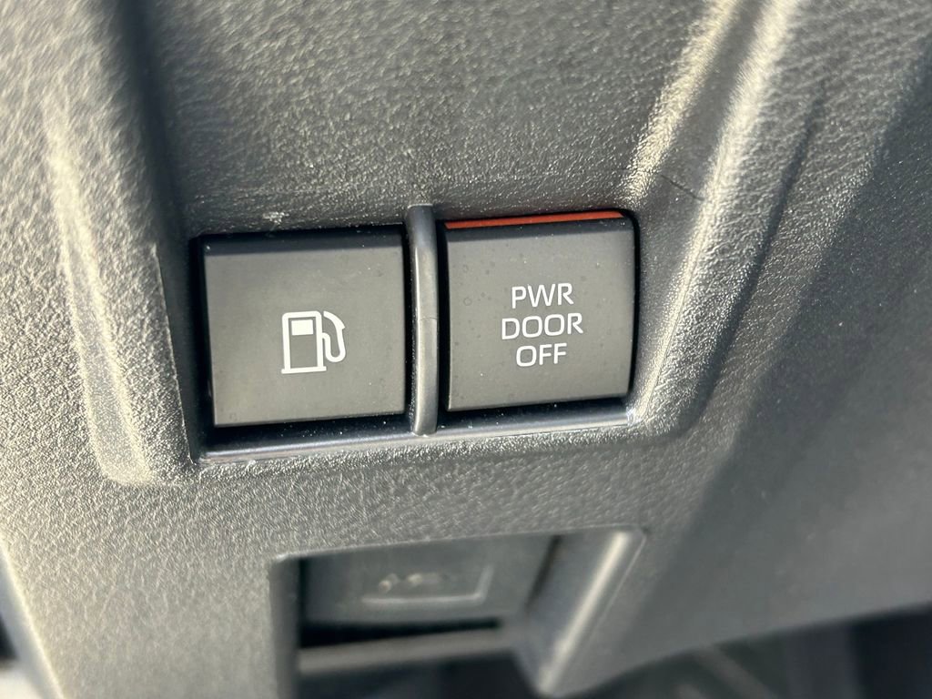 Used 2025 Toyota Sienna LE image 25