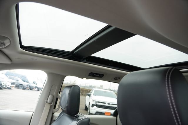 Used 2023 Chrysler Pacifica Limited FWD image 5