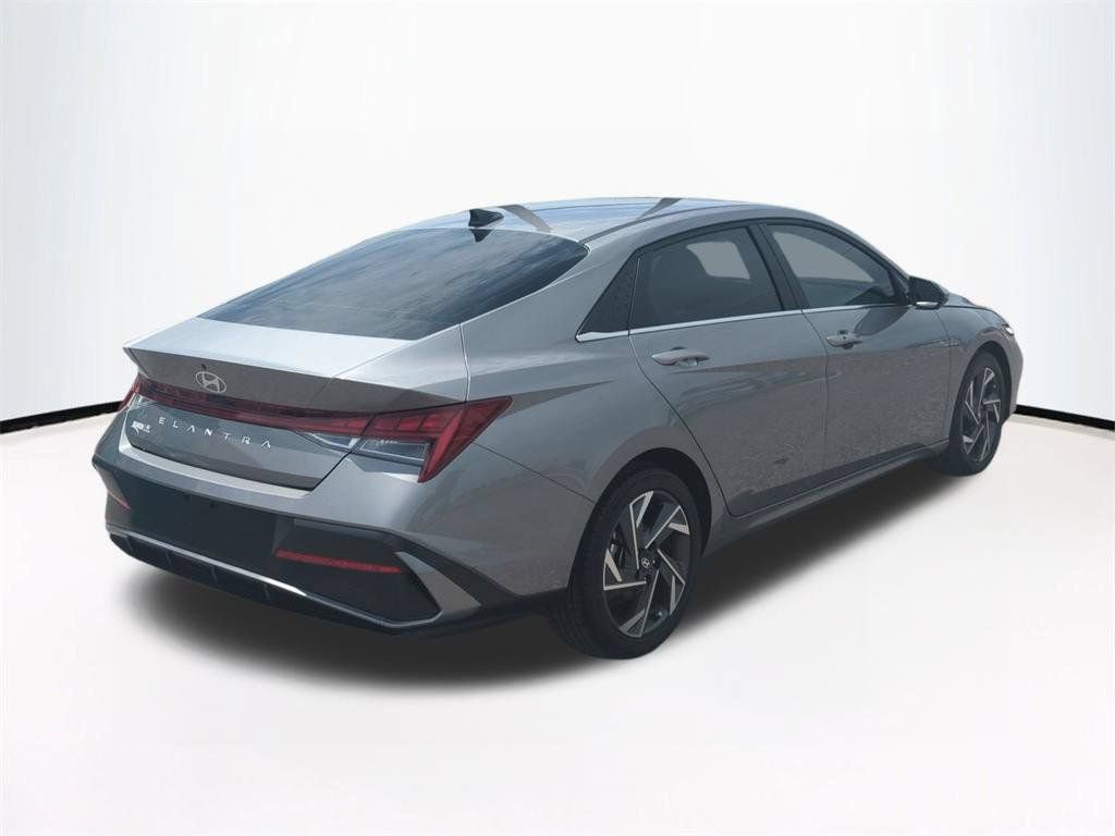 Used 2024 Hyundai Elantra SEL w/ Convenience Package FWD image 5