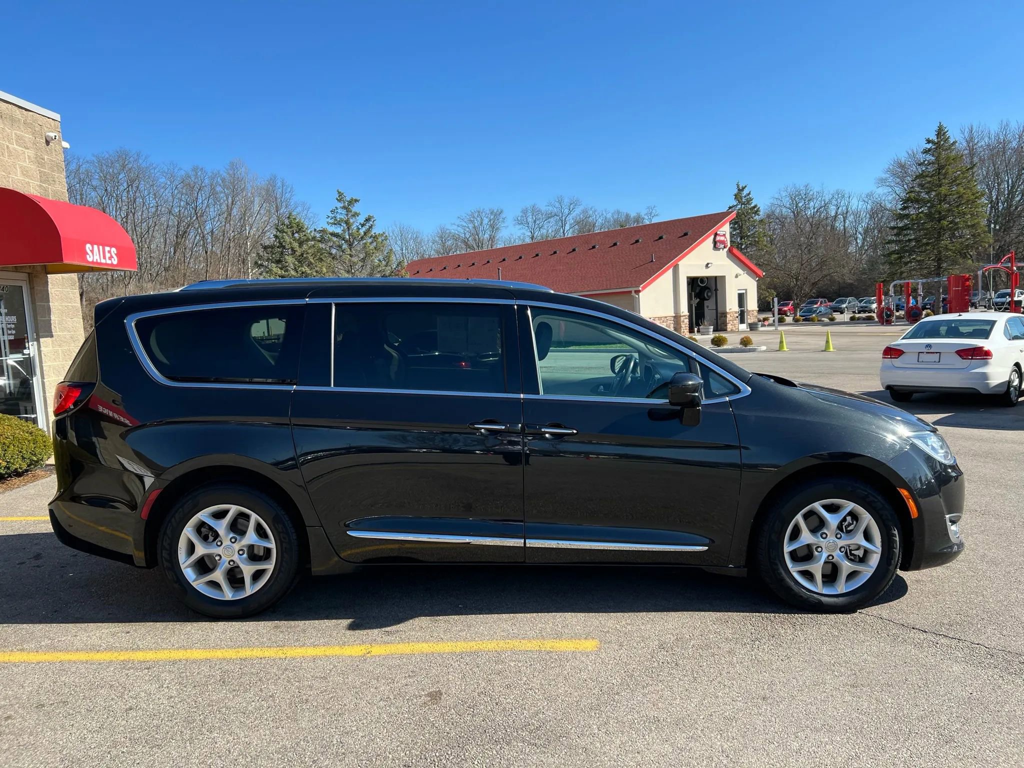 Used 2017 Chrysler Pacifica Touring-L Plus w/ Tire & Wheel Group image 4