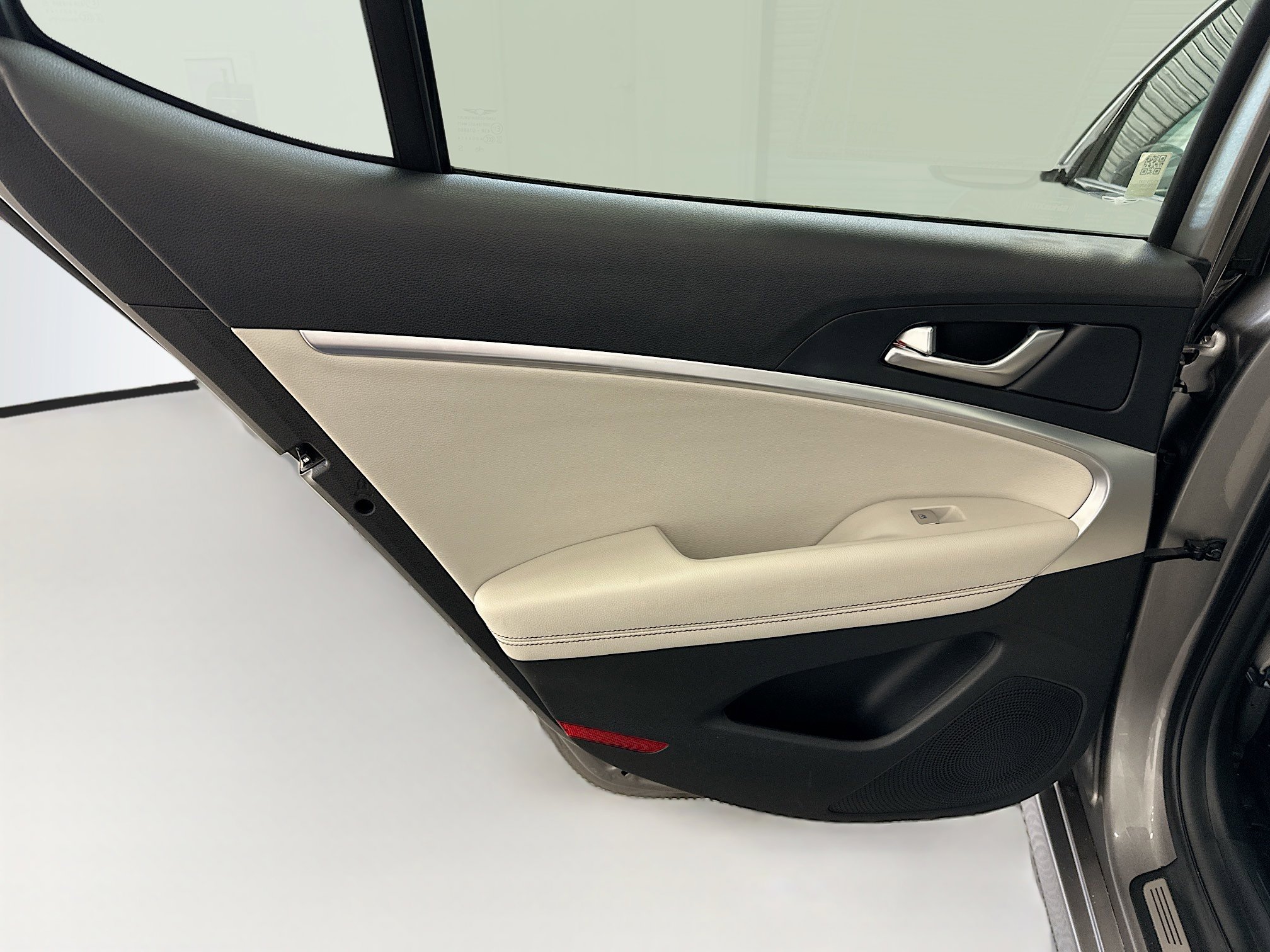 Used 2025 Genesis G70 2.5T image 27