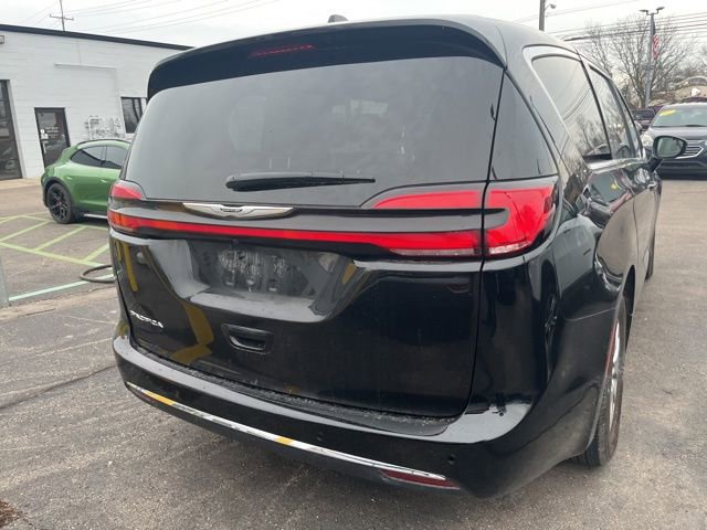 Used 2025 Chrysler Pacifica Select image 6