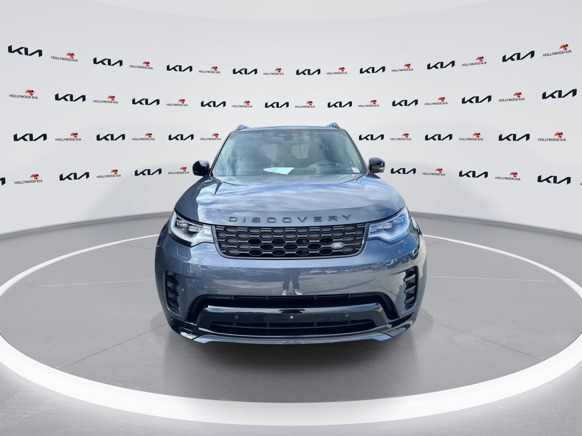 Used 2024 Land Rover Discovery Dynamic SE AWD/4WD image 3