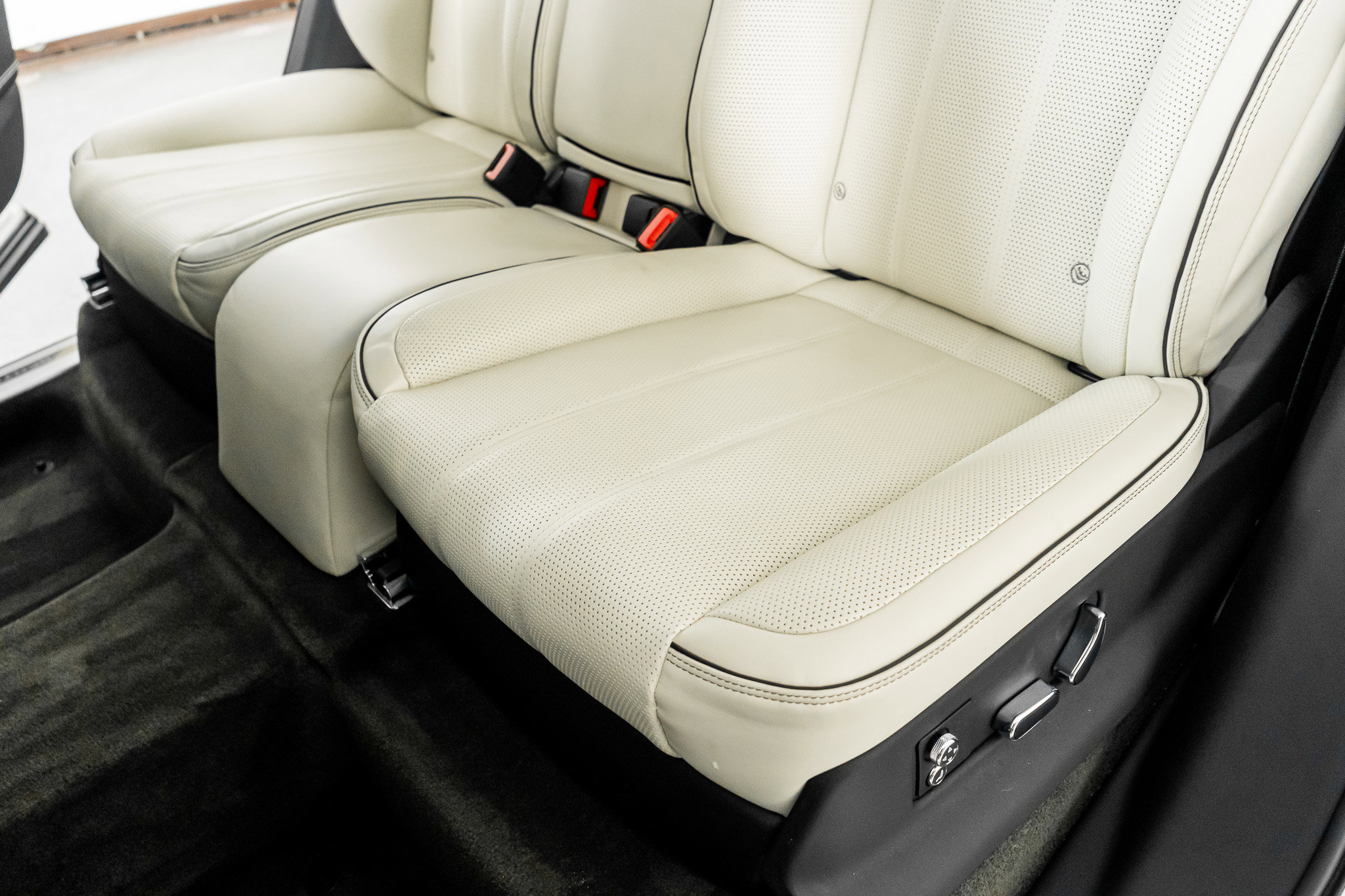 Used 2023 Bentley Bentayga Extended Wheelbase image 31