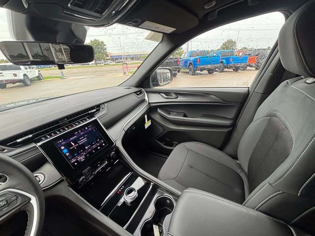 New 2025 Jeep Grand Cherokee Laredo X w/ Luxury Tech Group I image 14