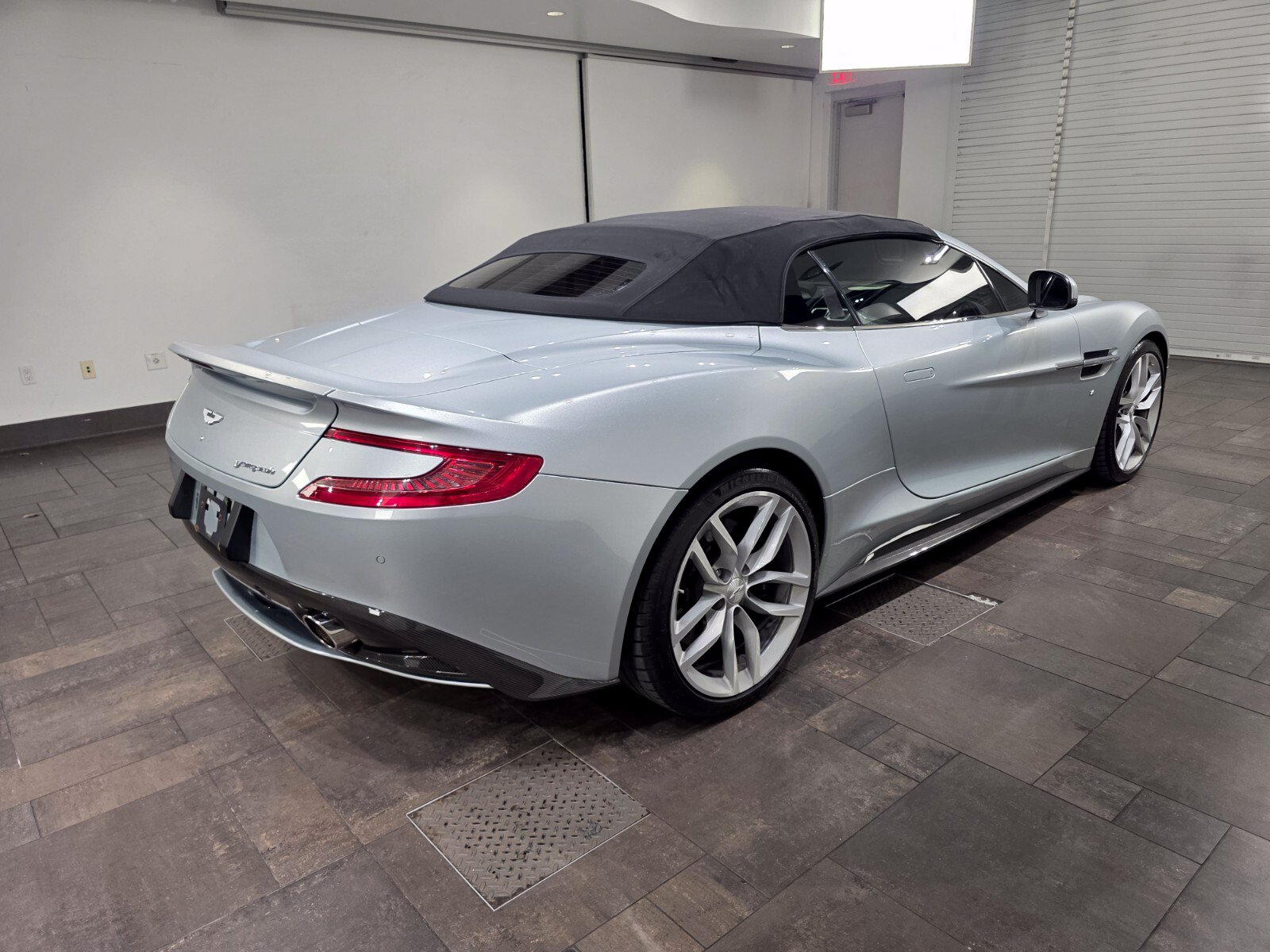 Used 2017 Aston Martin Vanquish Volante RWD image 18