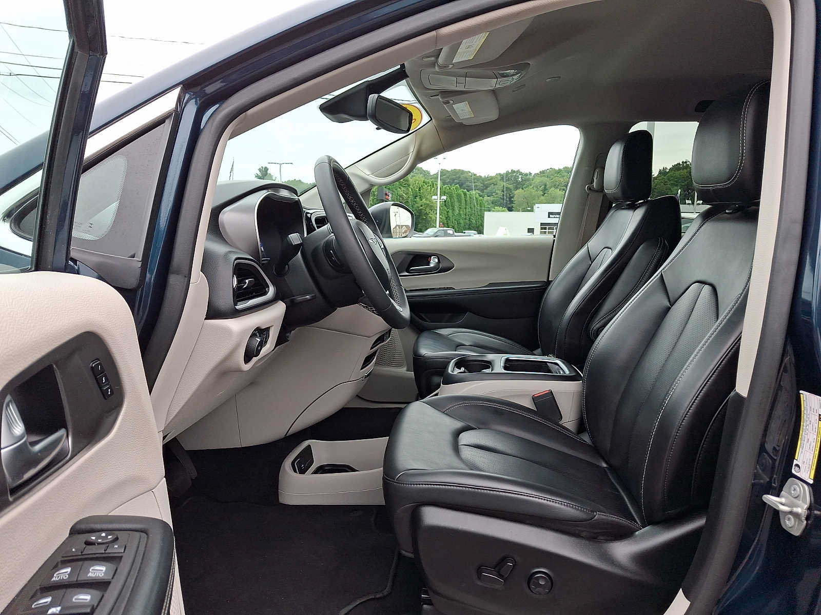 Certified 2023 Chrysler Pacifica Touring-L FWD image 17