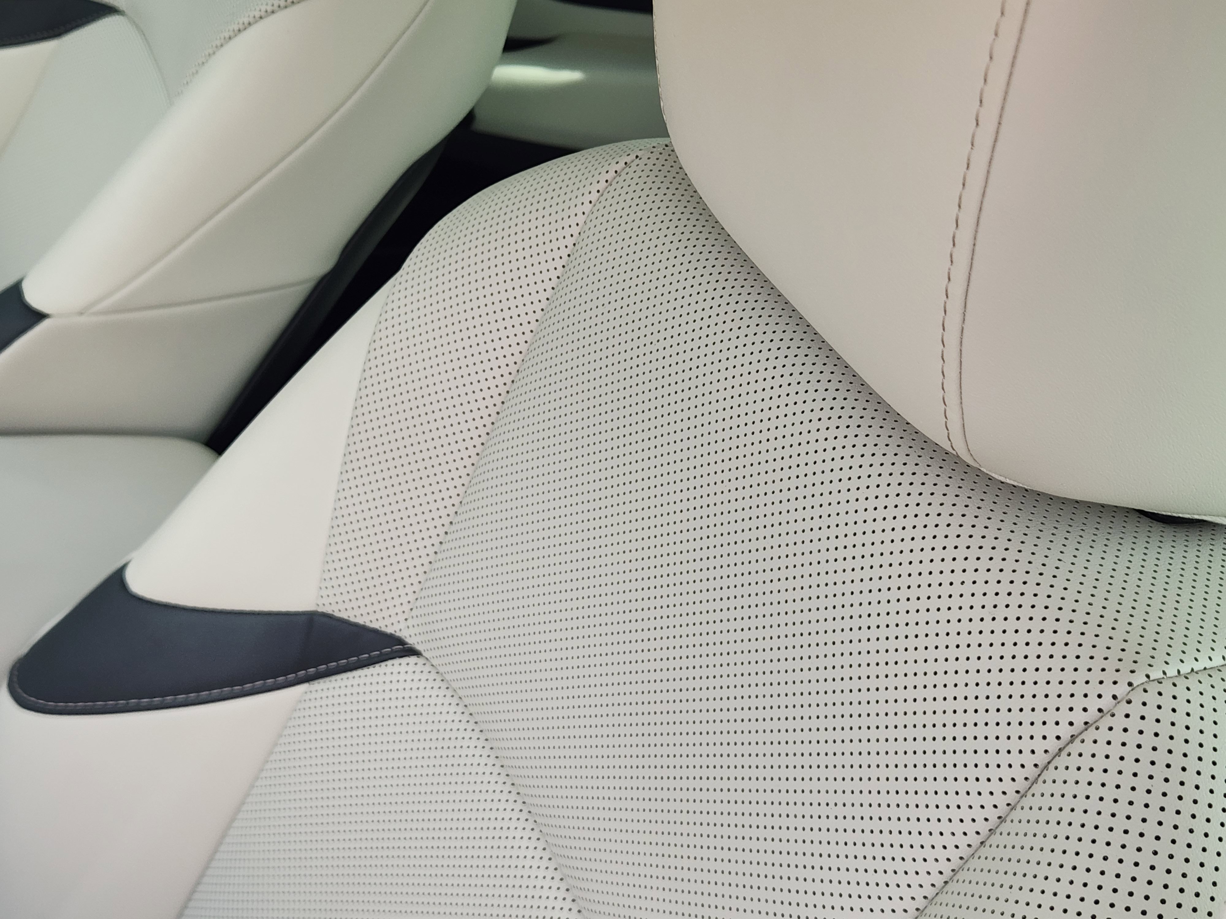 Used 2025 Lexus ES 300h w/ Premium Package image 16