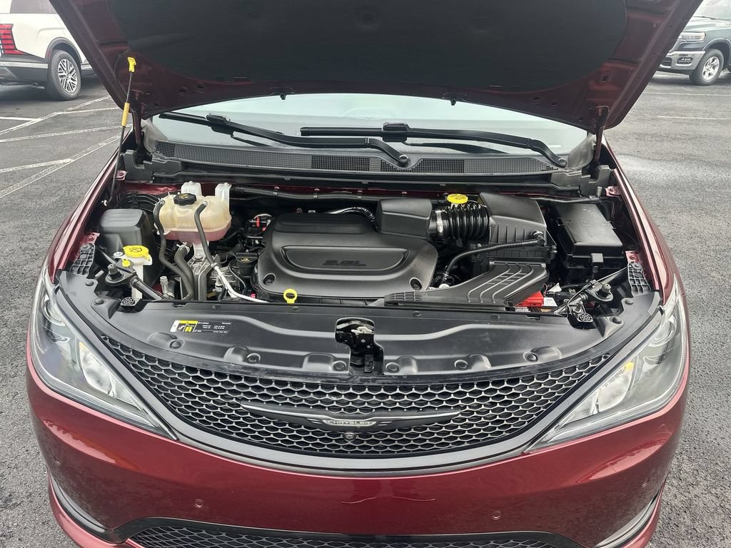 Used 2020 Chrysler Pacifica Touring-L Plus w/ Advanced Safetytec Group FWD image 33