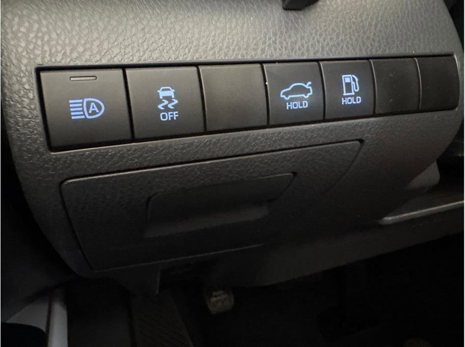 Used 2020 Toyota Camry SE image 24