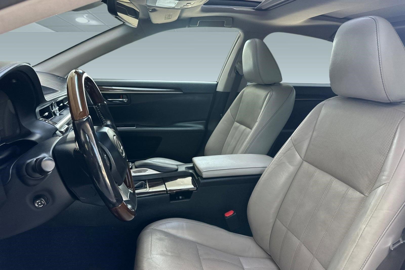 Used 2016 Lexus ES 350 F Sport w/ Luxury Package w/Wood Trim FWD image 23