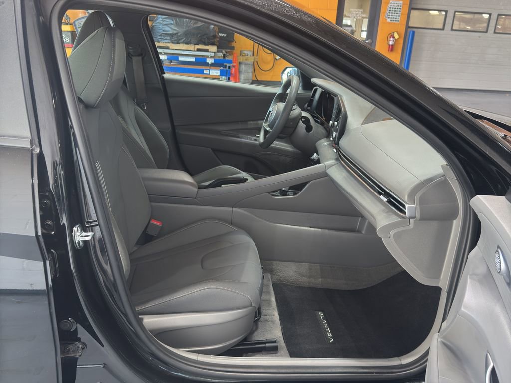 Used 2023 Hyundai Elantra SEL w/ Cargo Package image 15