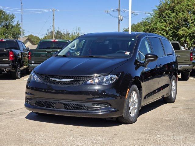 Certified 2023 Chrysler Voyager LX FWD image 3