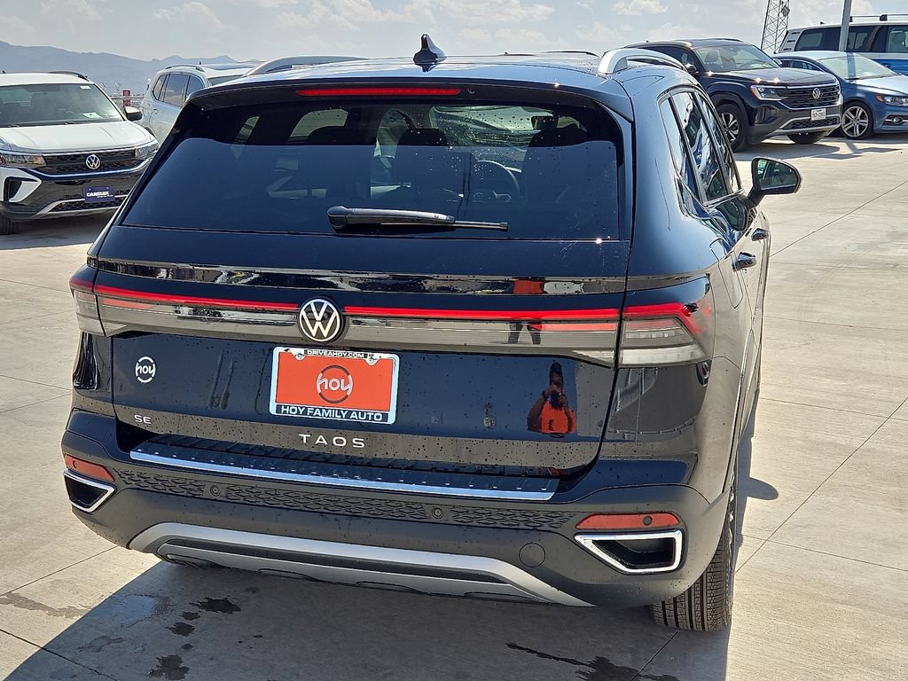 Certified 2025 Volkswagen Taos SE FWD image 11