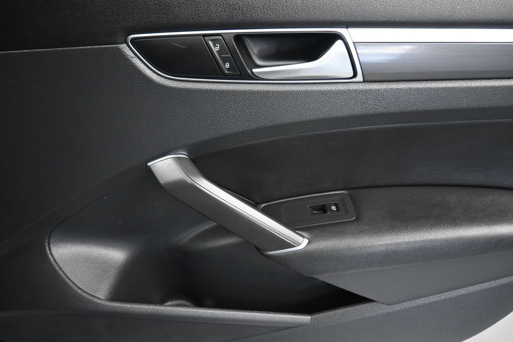 Used 2018 Volkswagen Passat 2.0T R-Line FWD image 39