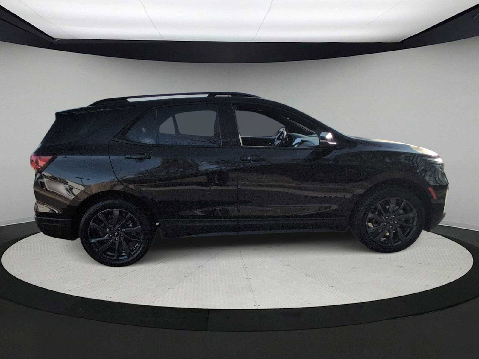 Used 2022 Chevrolet Equinox RS w/ RS Leather Package image 9