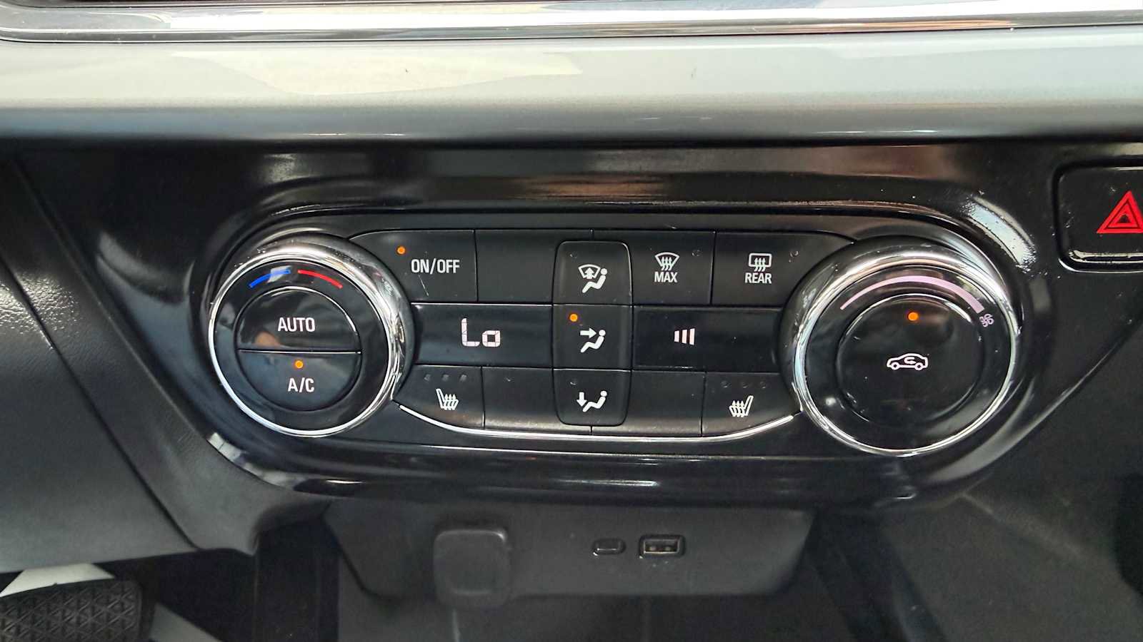 Used 2025 Chevrolet Trax LT w/ LT Convenience Package FWD image 23