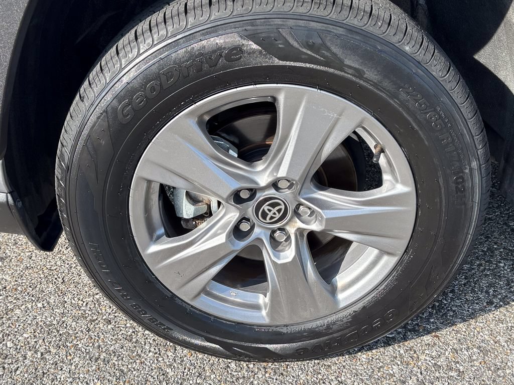Used 2025 Toyota RAV4 LE AWD/4WD image 44
