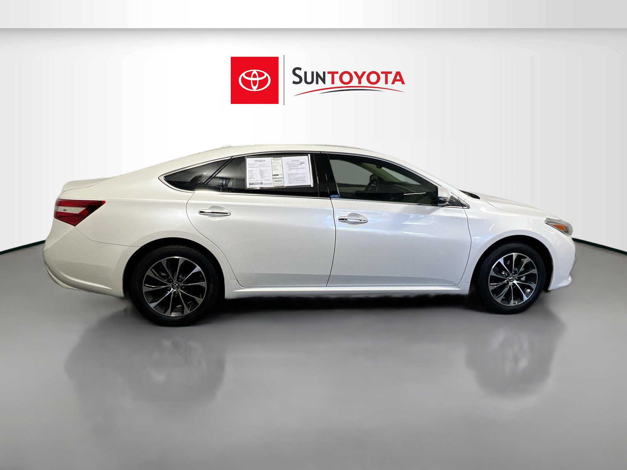 Used 2018 Toyota Avalon XLE Premium image 2