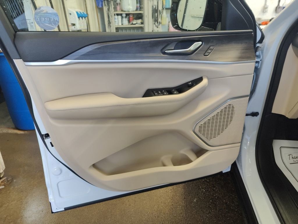 New 2025 Jeep Grand Cherokee L Limited w/ Luxury Tech Group II image 18