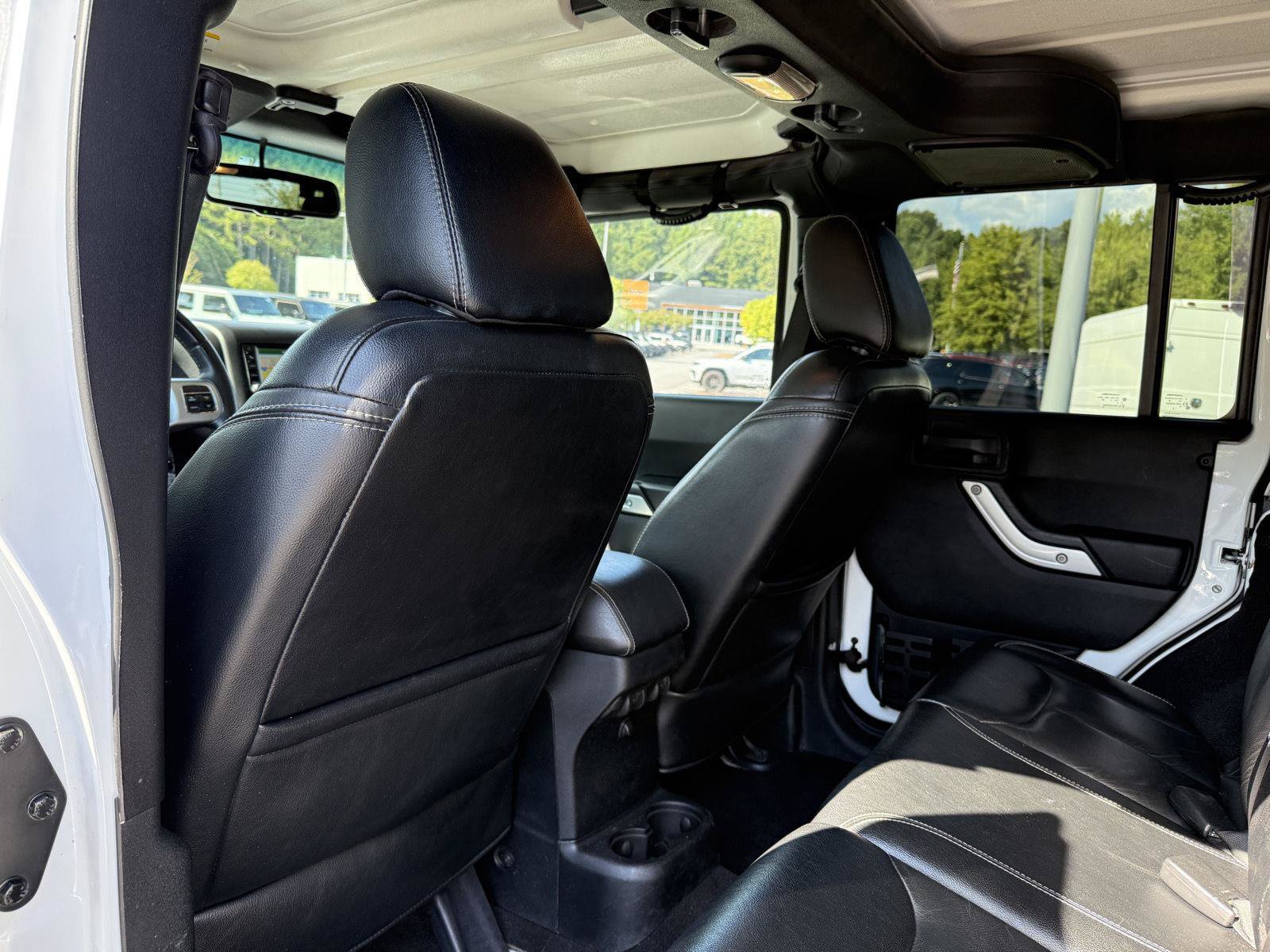 Used 2015 Jeep Wrangler Unlimited Rubicon AWD/4WD image 26