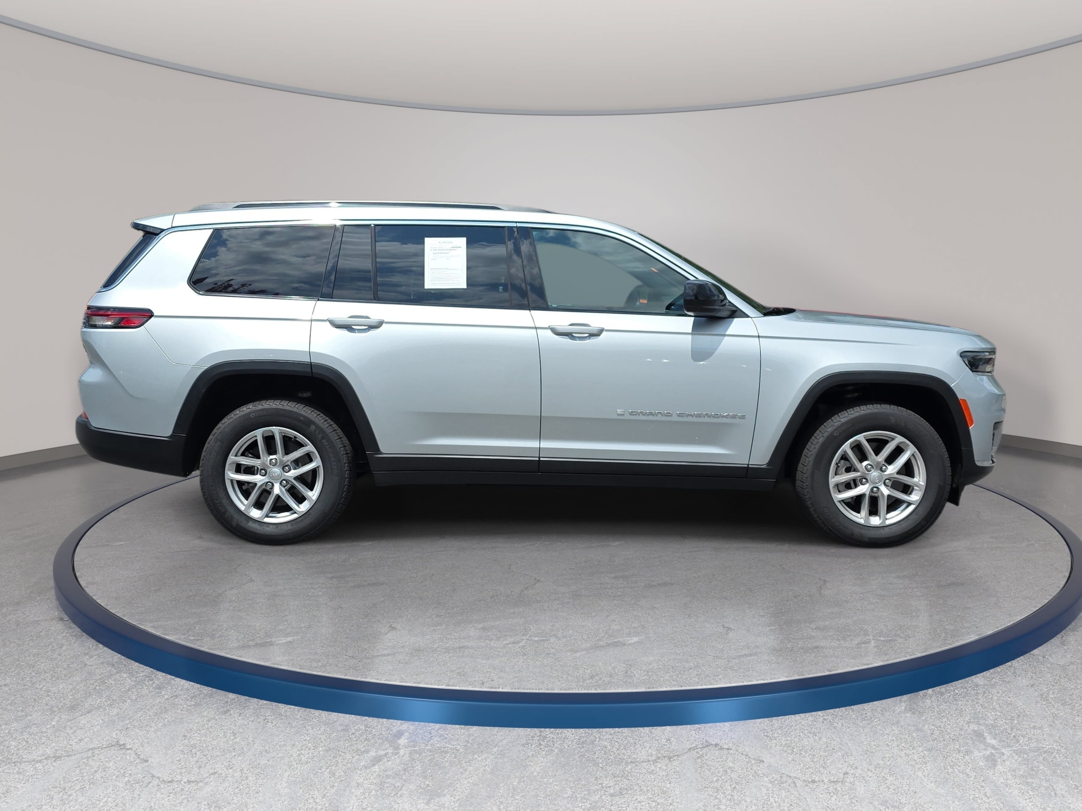 Used 2025 Jeep Grand Cherokee L Laredo w/ Trailer Tow Package AWD/4WD image 4