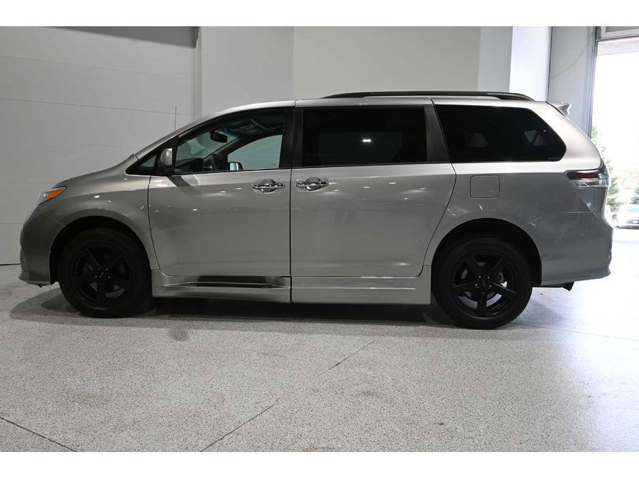Used 2013 Toyota Sienna SE image 9