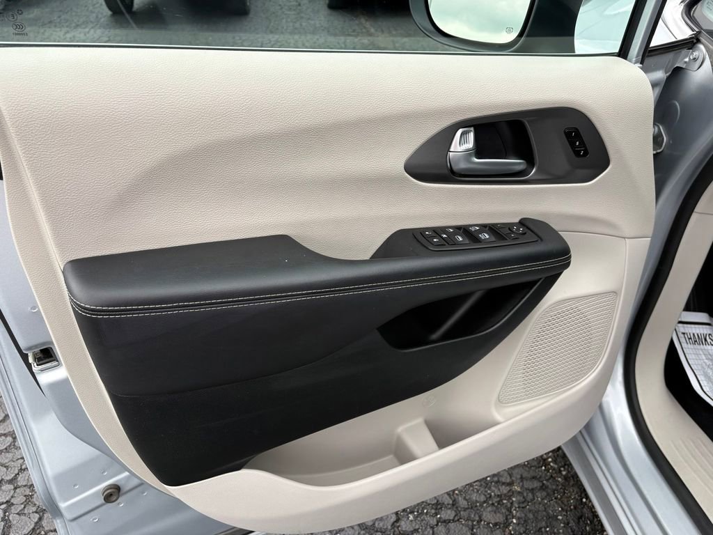 Used 2023 Chrysler Pacifica Touring-L FWD image 14