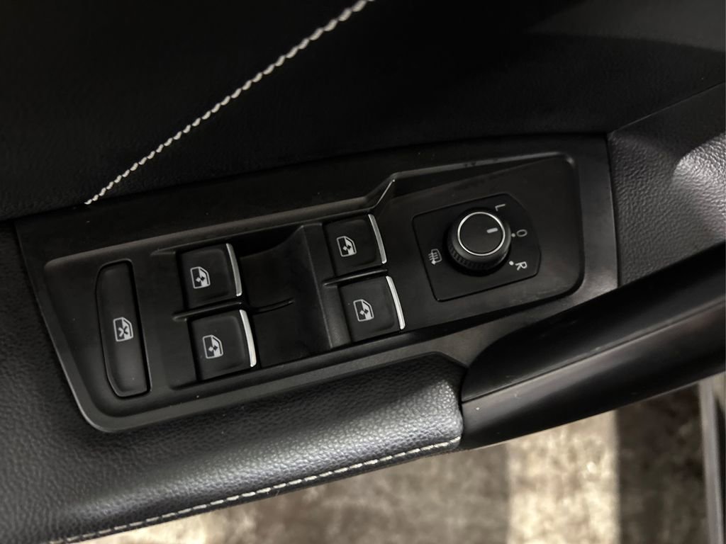 Used 2022 Volkswagen Tiguan SE R-Line image 34