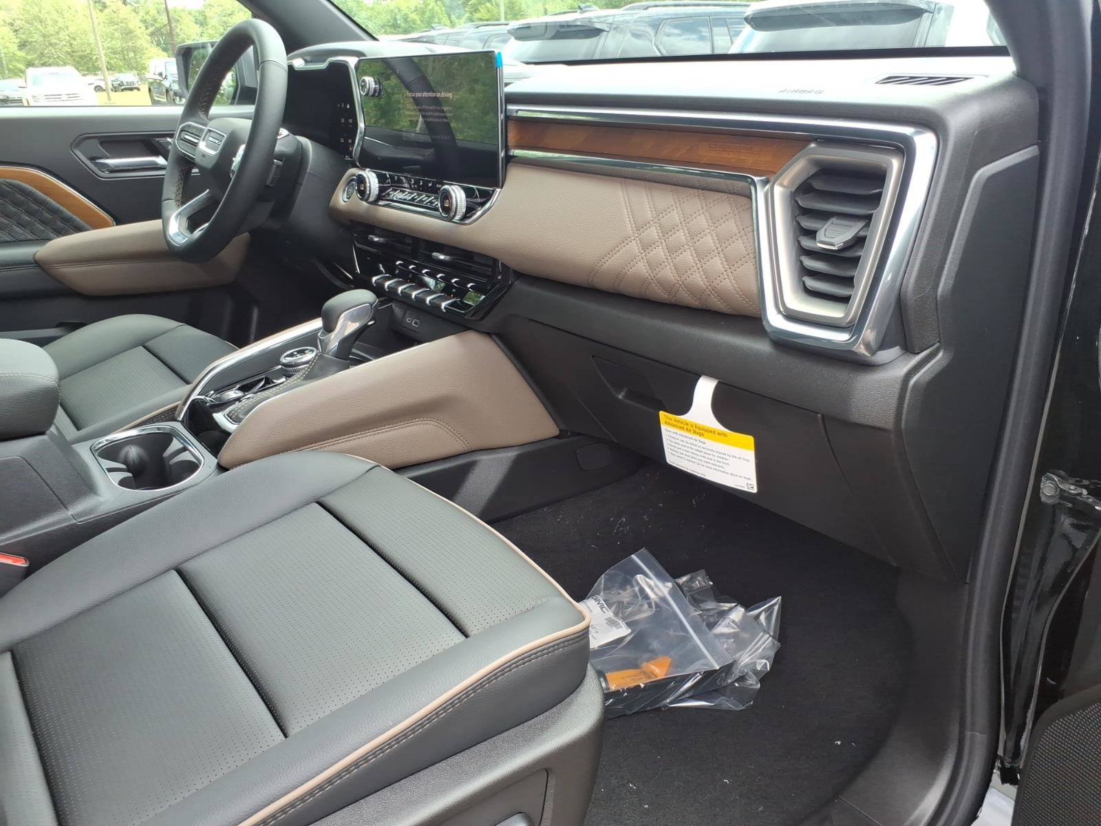 New 2026 GMC Canyon Denali w/ LPO, Denali Black Edition AWD/4WD image 8
